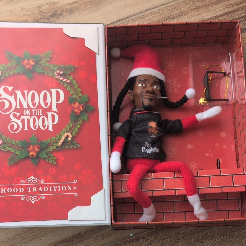 SNOOP ON THE STOOP HOLIDAY DOLL